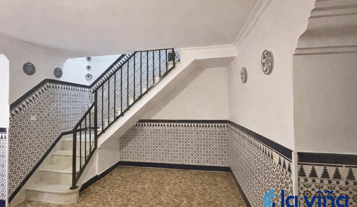 Esquina de escalera con azulejos decorativos
