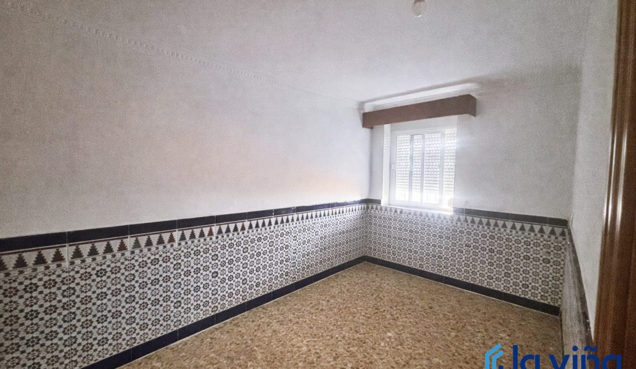 Habitación sencilla con azulejos decorativos
