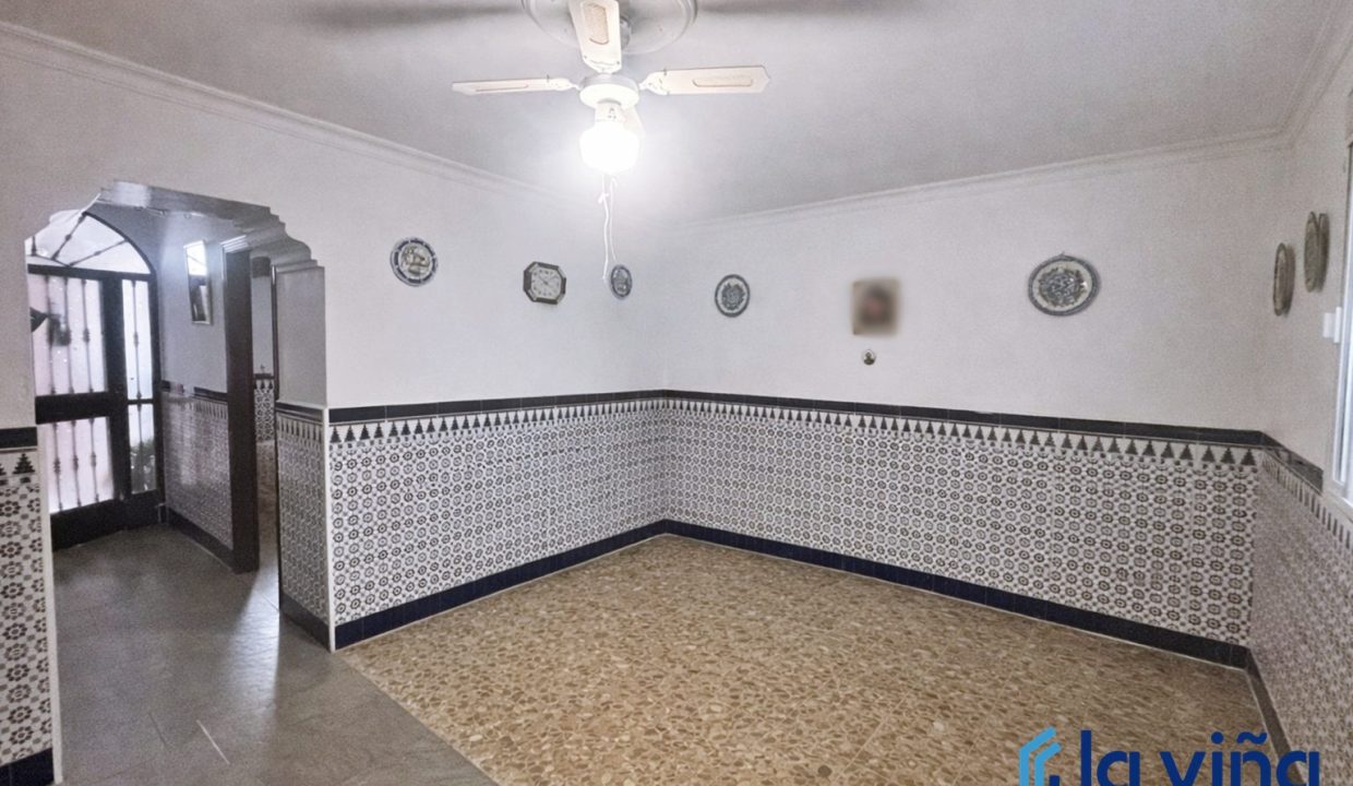 Sala tradicional sin amueblar