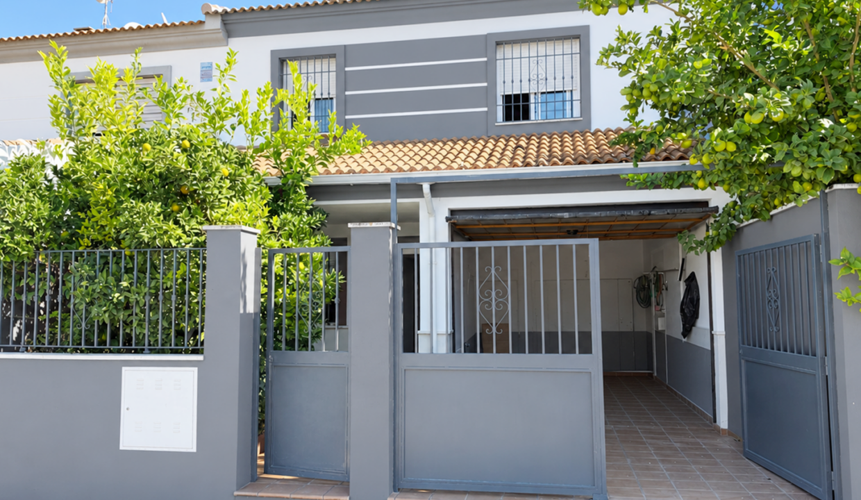 Adosado gris con entrada abierta