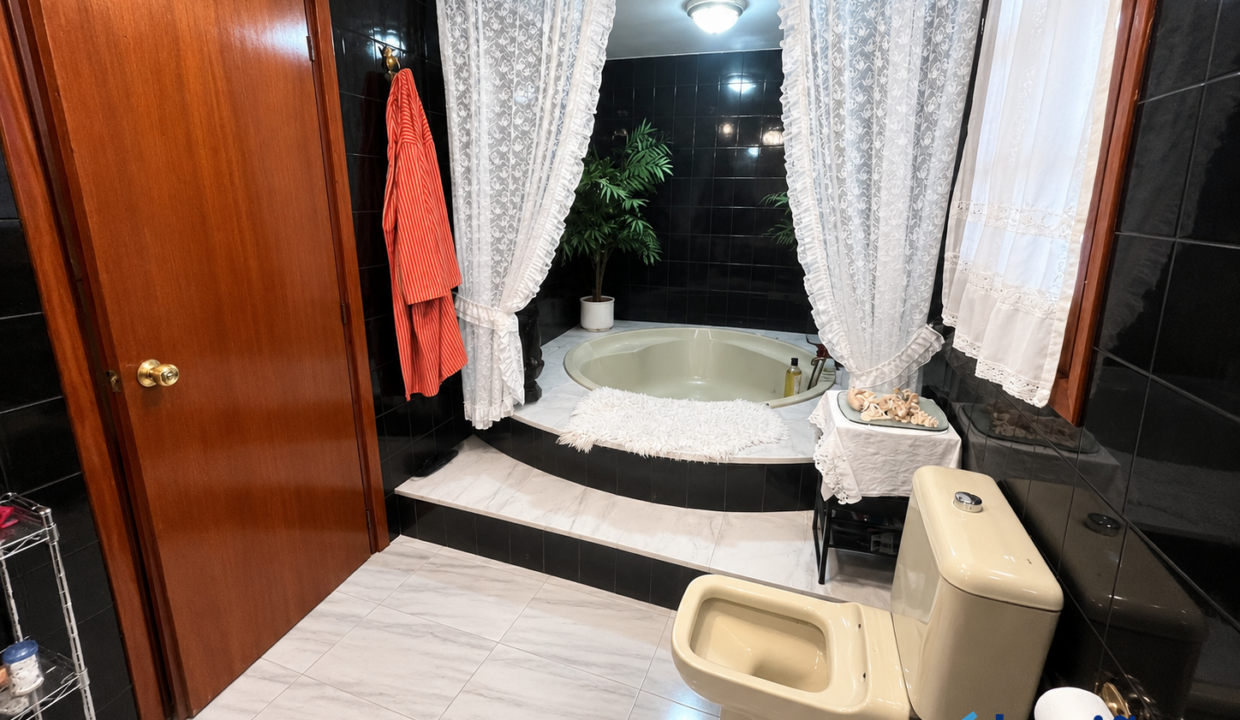 Baño clásico con bañera hundida y encaje