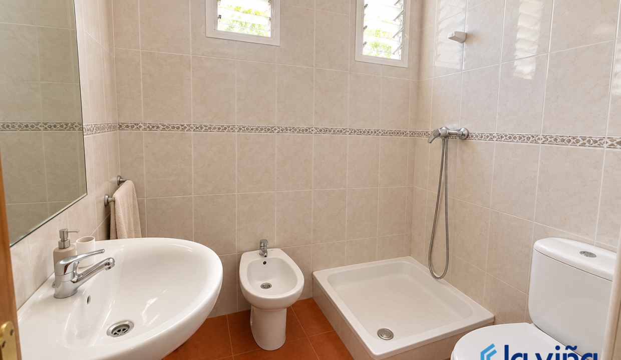 Baño moderno luminoso y ordenado