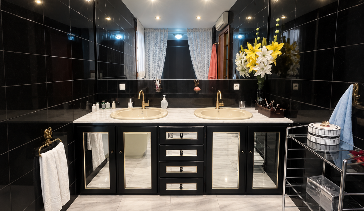Baño negro de lujo con tocador doble