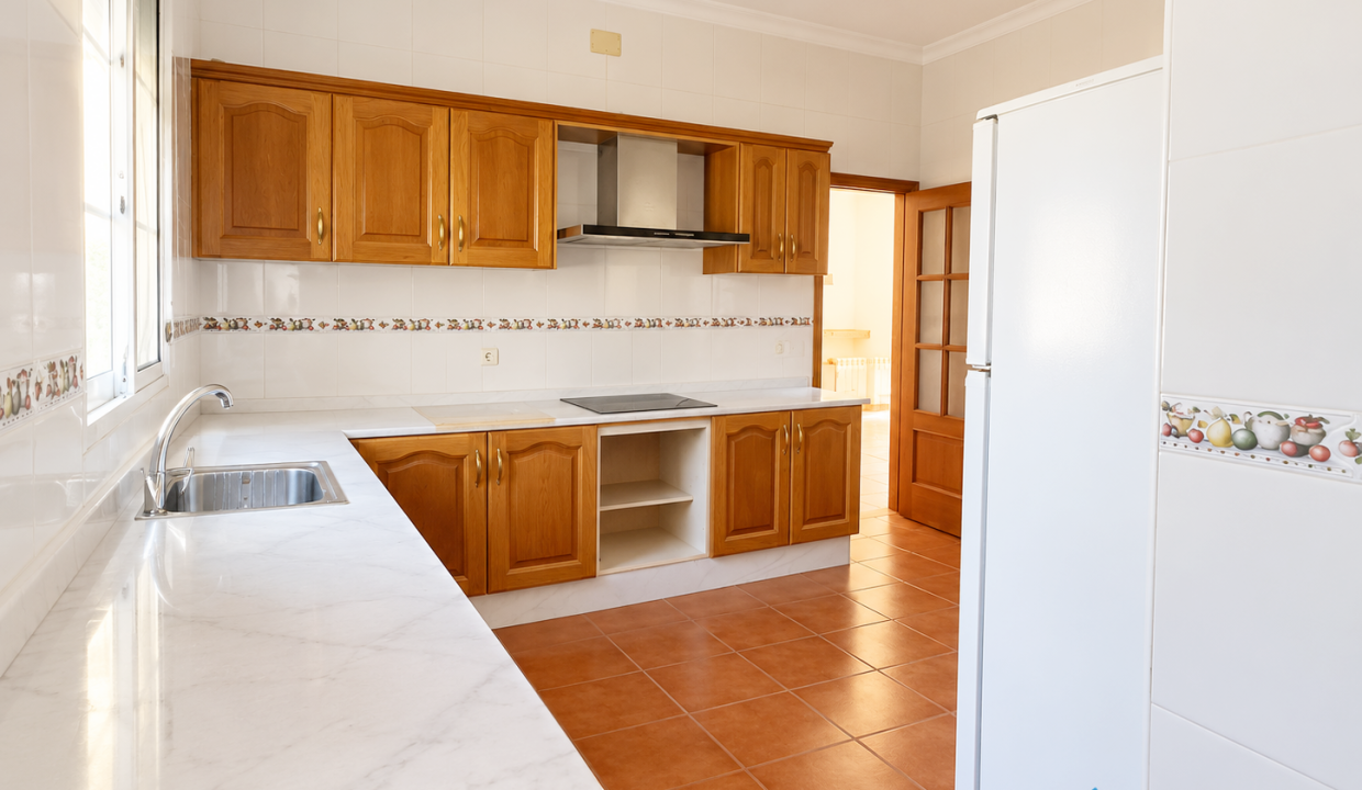 Cocina cálida y ordenada con luz natural