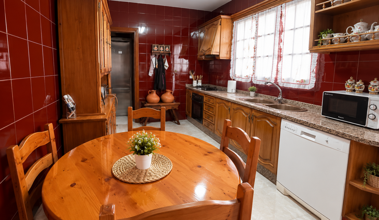 Cocina rústica con mesa de madera (1)