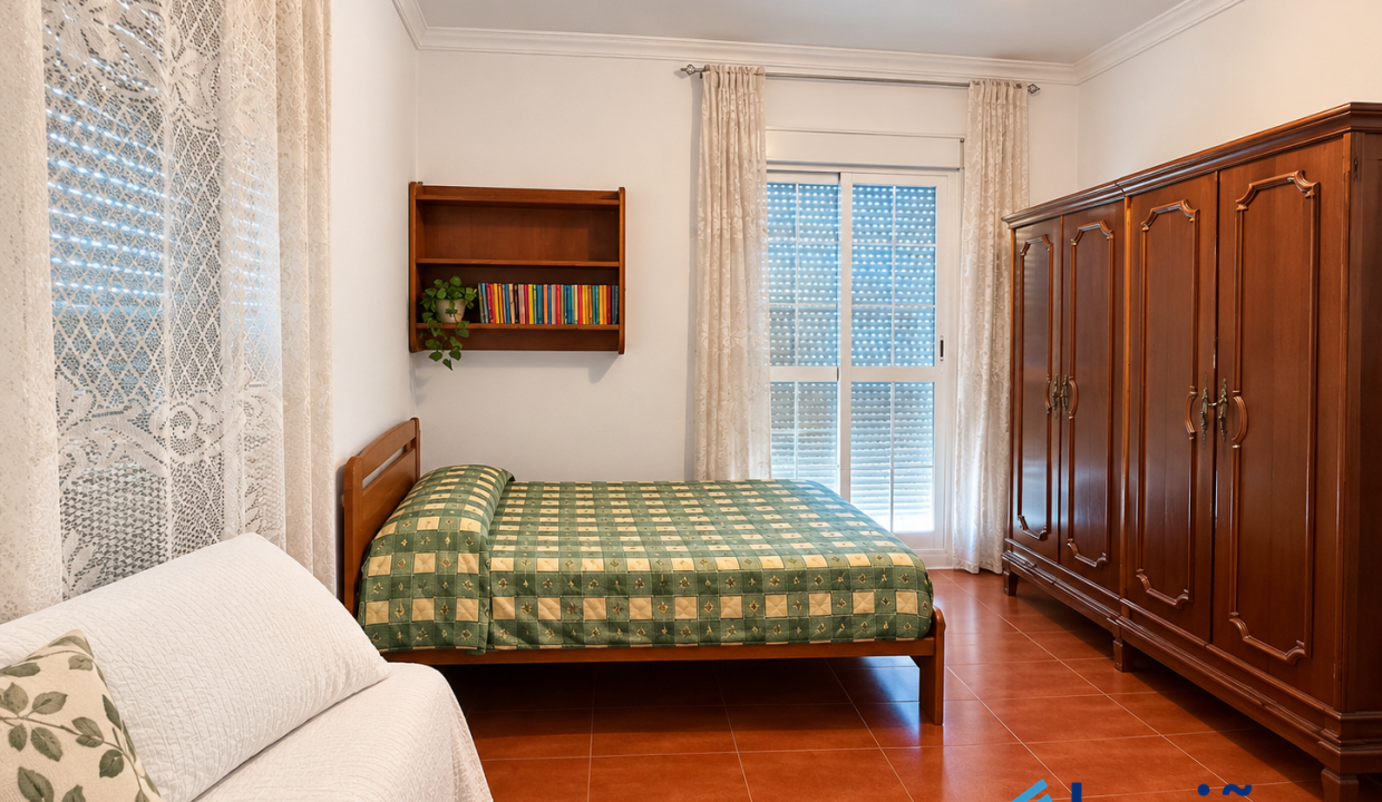 Dormitorio acogedor con muebles de madera