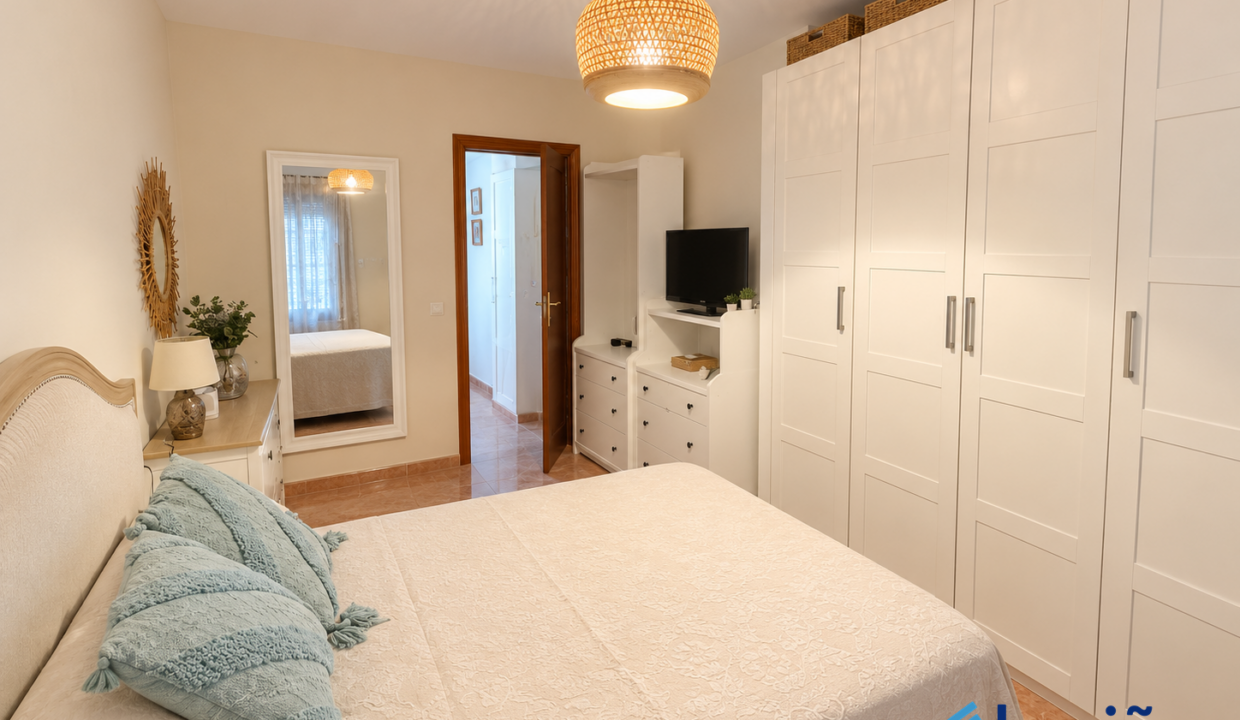 Dormitorio bohemio cálido y ordenado
