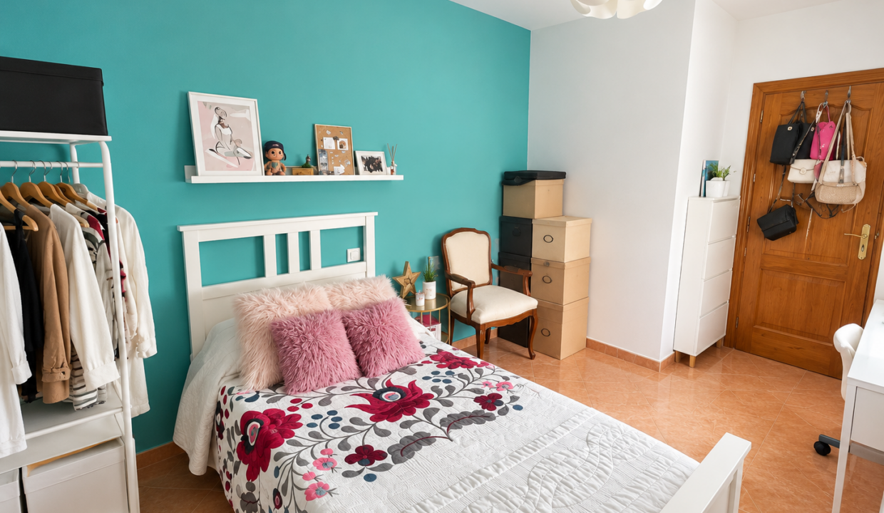 Dormitorio bohemio con pared turquesa y cama floral