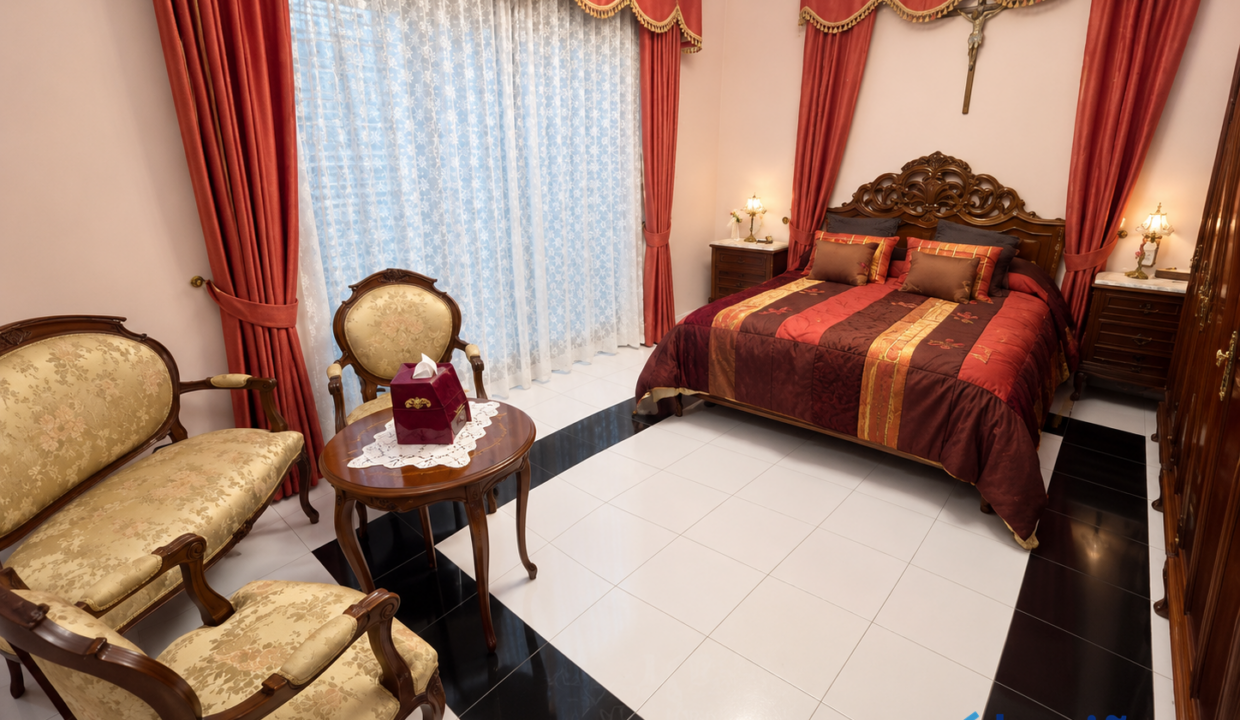 Dormitorio clásico con cortinas rojas y muebles antiguos