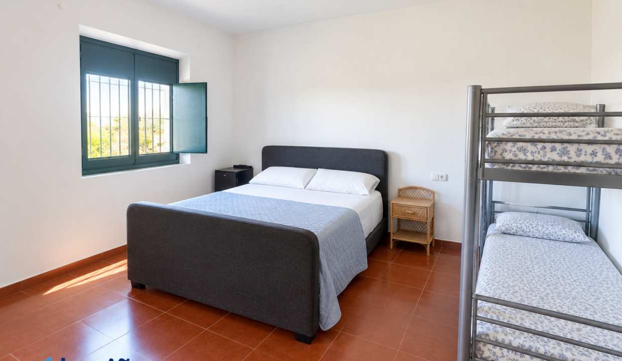 Dormitorio minimalista con cama y litera