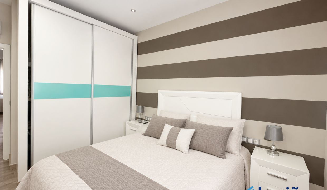 Dormitorio moderno con cama elegante y tonos neutros