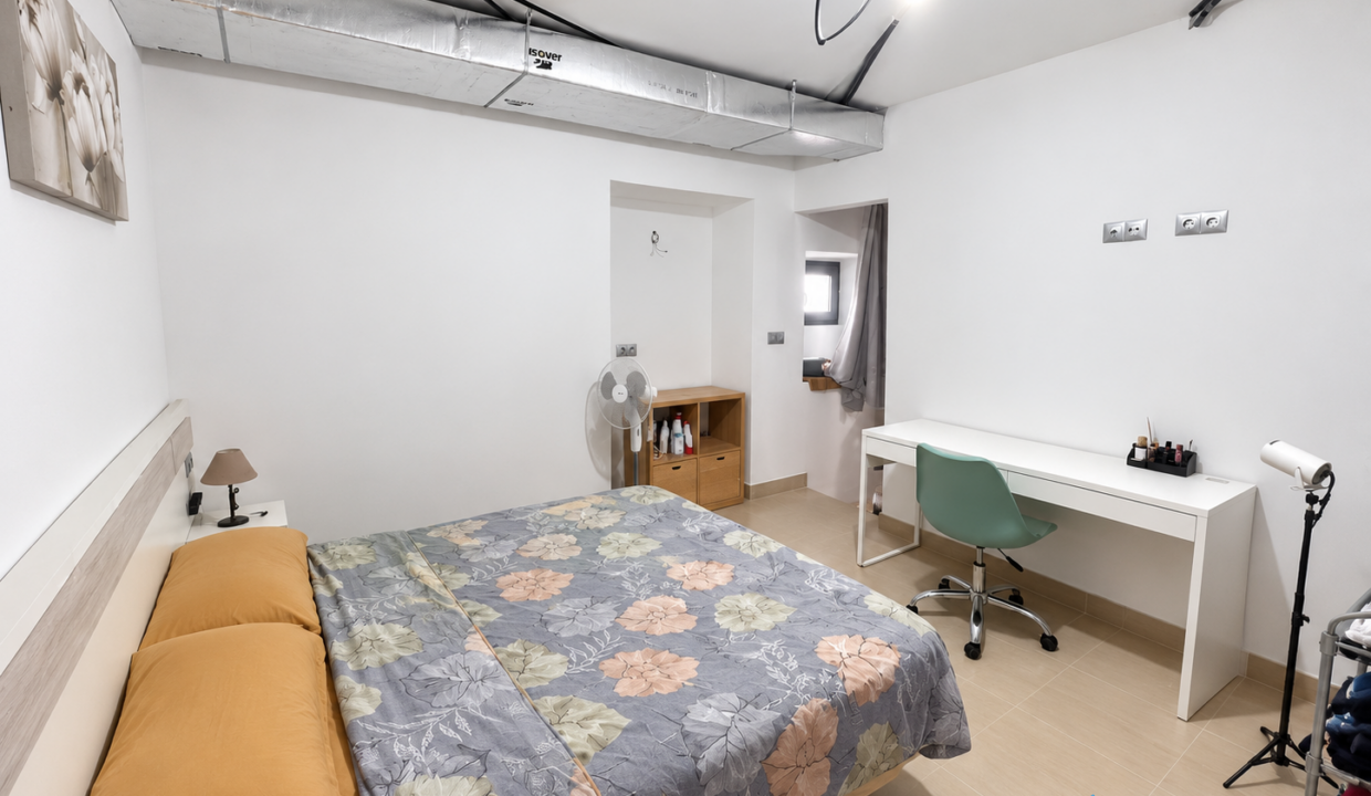 Dormitorio moderno con espacio de trabajo