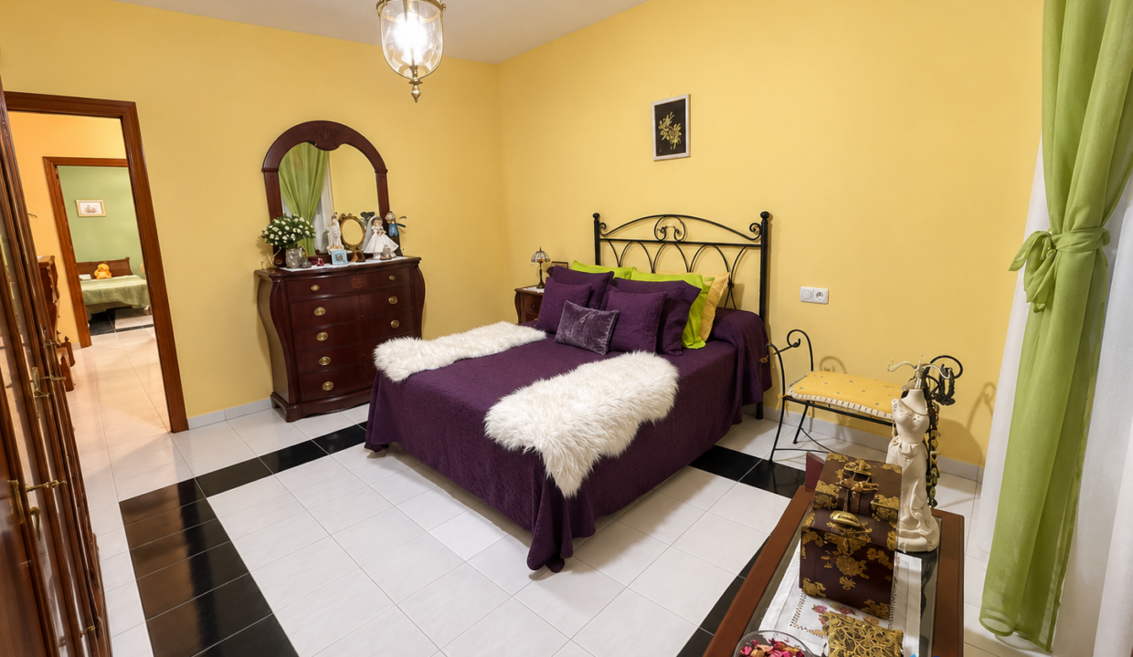 Dormitorio tradicional en tonos cálidos y púrpura