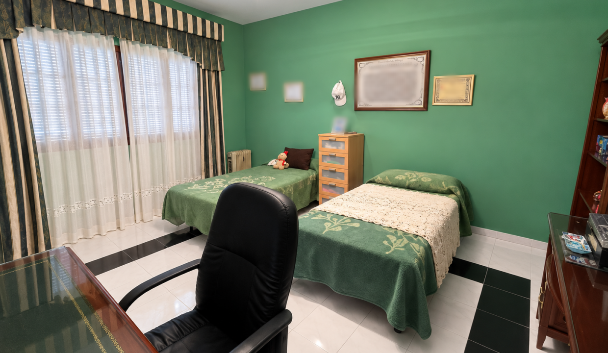 Dormitorio verde clásico con camas y escritorio