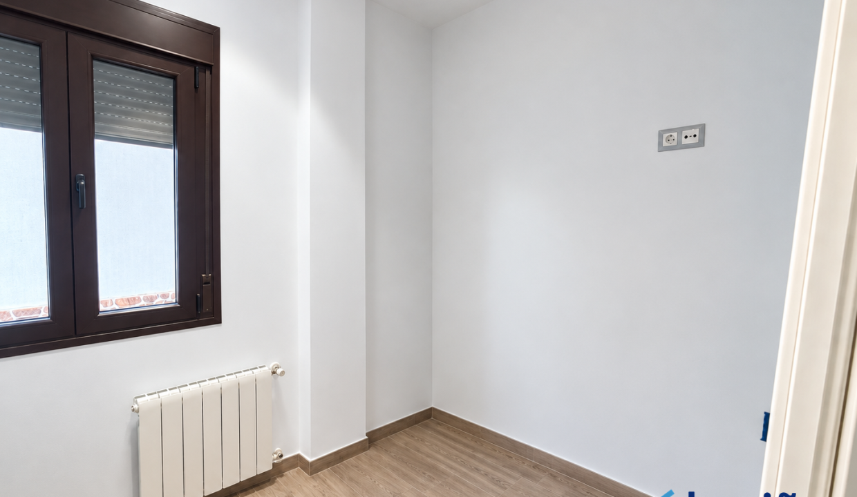 Habitación Minimalista Vacía con Ventana y Radiador