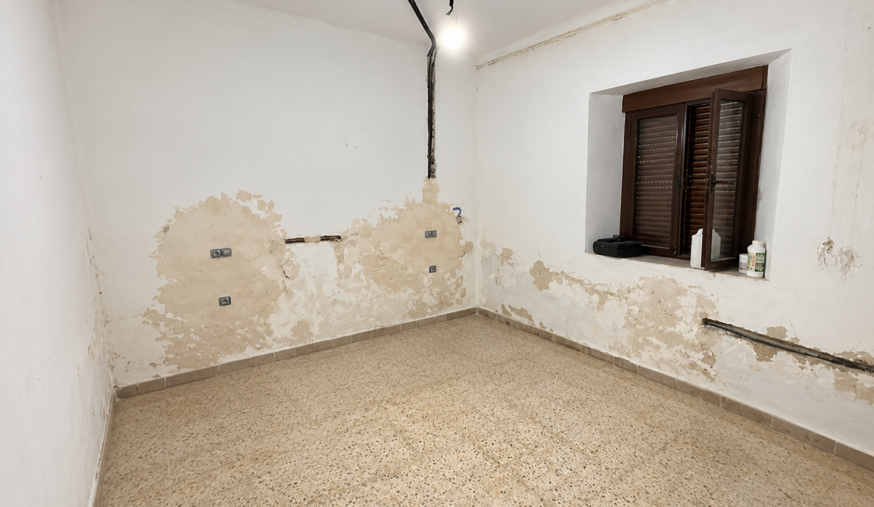 Habitación Vacía con Paredes Desgastadas