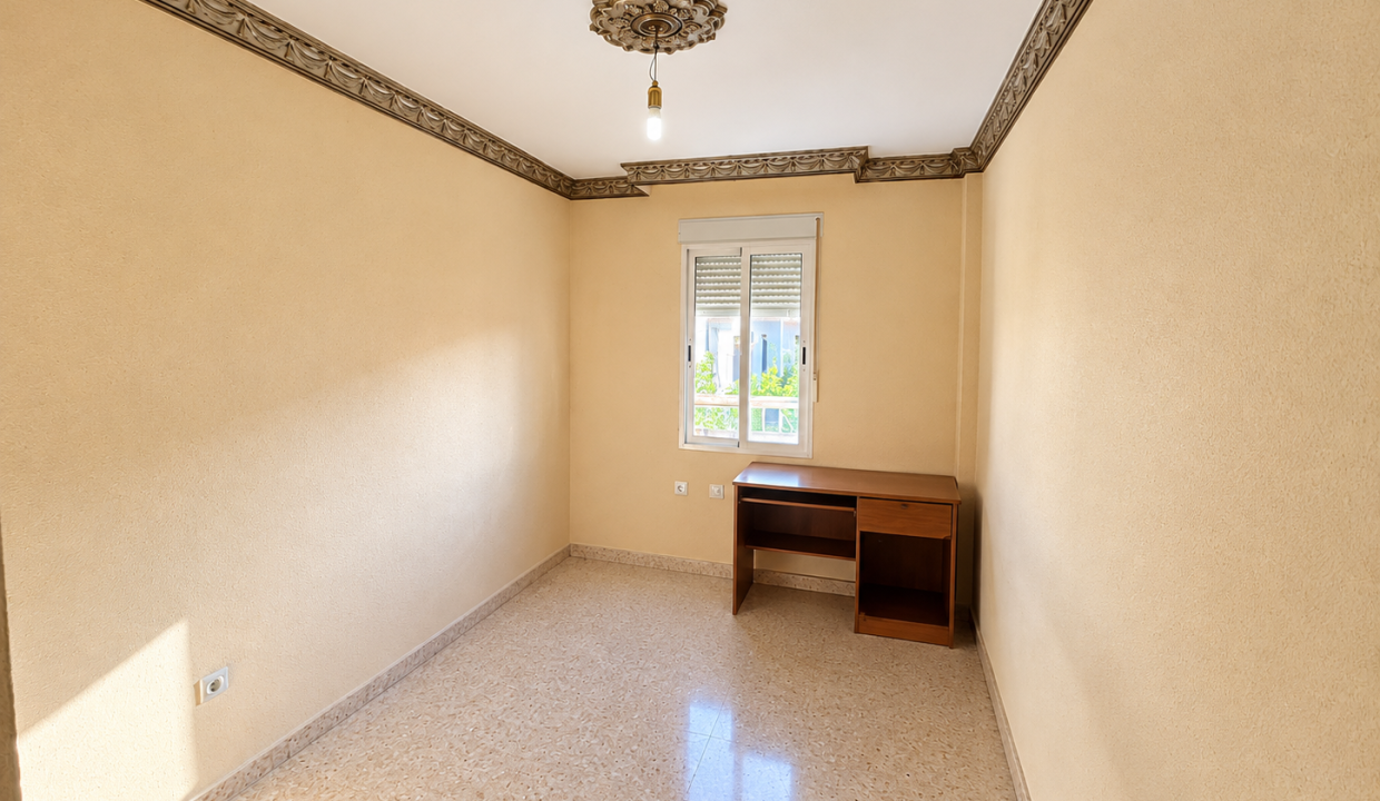 Habitación beige minimalista con escritorio antiguo