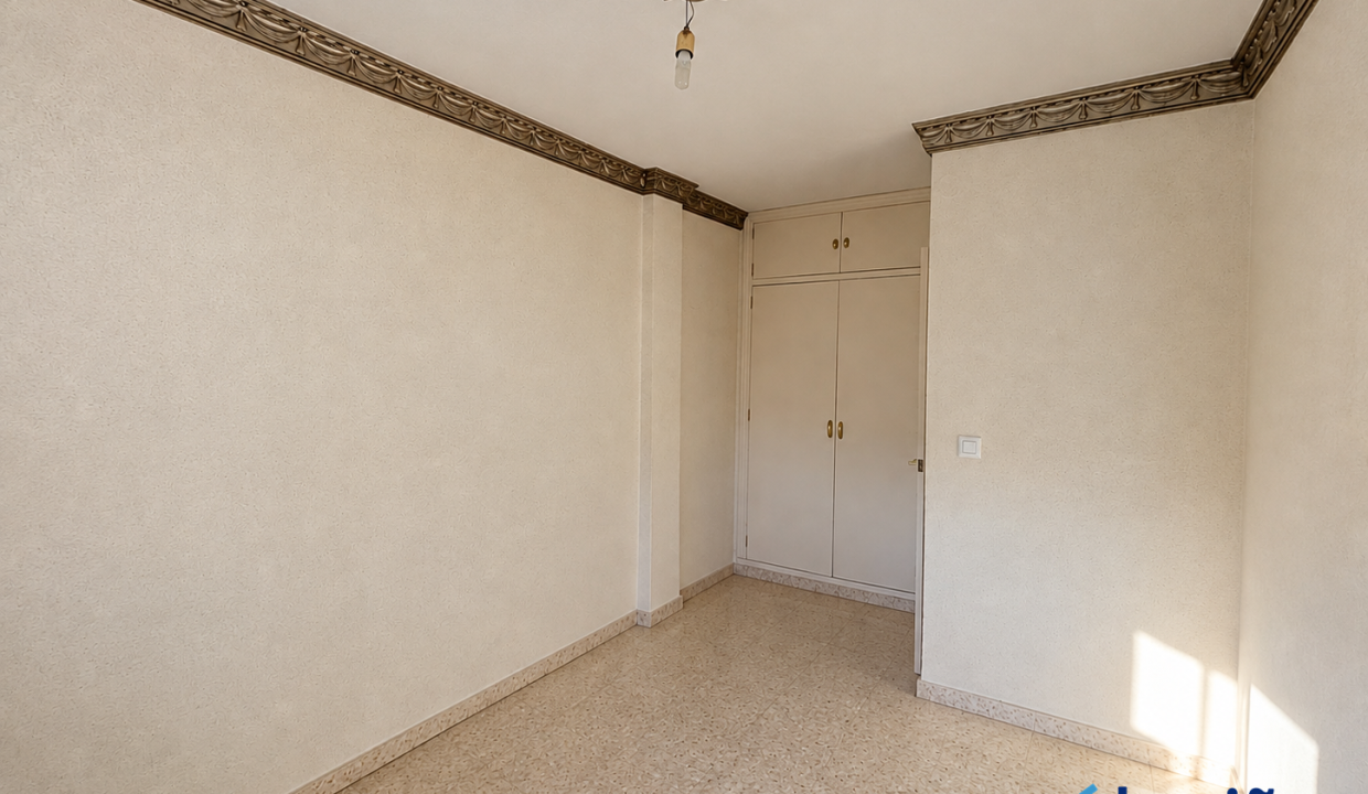 Habitación vacía con molduras y luz solar
