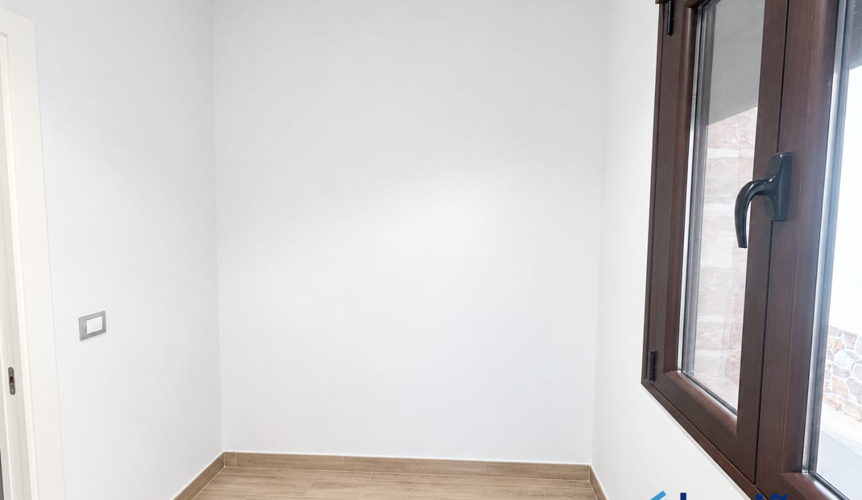 Habitación vacía con ventana y suelo de madera (1)