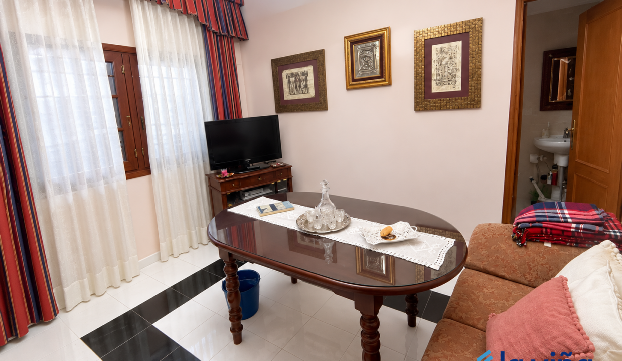 Salón clásico con mesa decorada