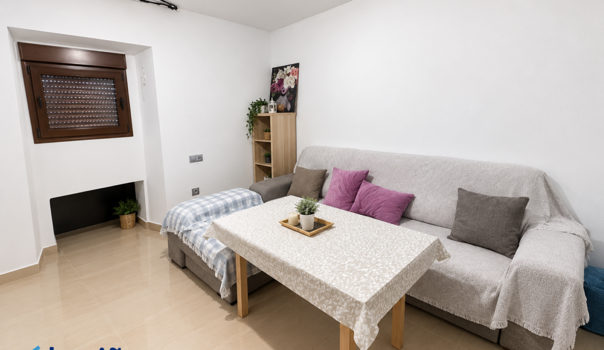 Salón minimalista acogedor con sofá gris y plantas
